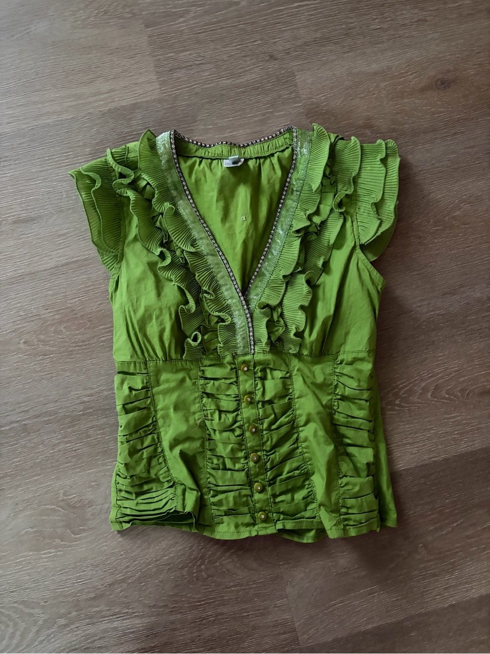 Evierose Green Ruffle-Front Button Blouse - Picture 3 of 9